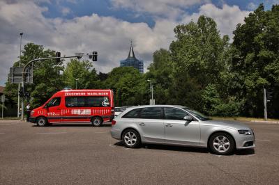 Waiblingen: Kreuzungscrash auf Einsatzfahrt - MTW der Feuerwehr Waiblingen kracht in Audi